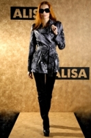 Короткий черный плащ под кожу от AlisaFashion