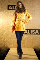 Короткий желтый плащ от AlisaFashion